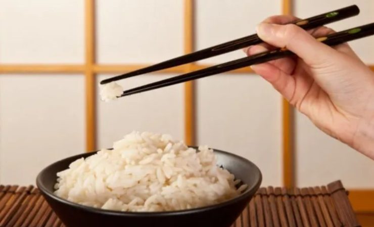 ¿Aún no dominas los palillos chinos para comer? Te enseñamos estos trucos para principiantes 59 Merca2.es Palillos japoneses: longitud y grosor distintivos