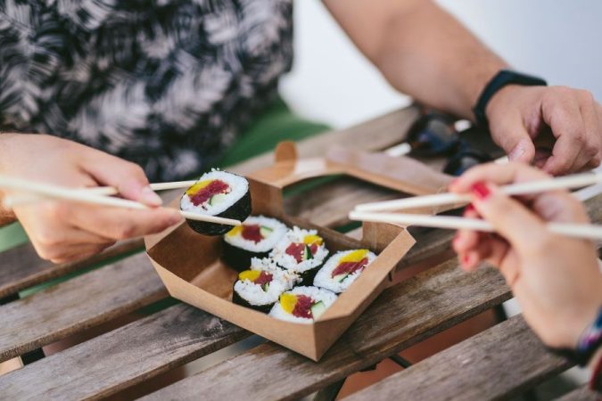 ¿Aún no dominas los palillos chinos para comer? Te enseñamos estos trucos para principiantes 49 Merca2.es Colocación adecuada de los palillos chinos