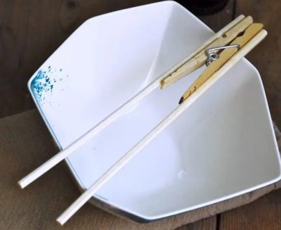 ¿Aún no dominas los palillos chinos para comer? Te enseñamos estos trucos para principiantes 56 Merca2.es 3. Muelles de entrenamiento: