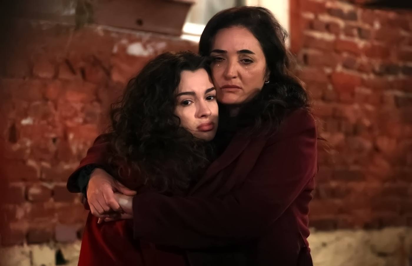 ‘Hermanos’: los Eren son desahuciados por culpa de Gönül y Ayla, ¿sobrevivirá la pequeña Emel?