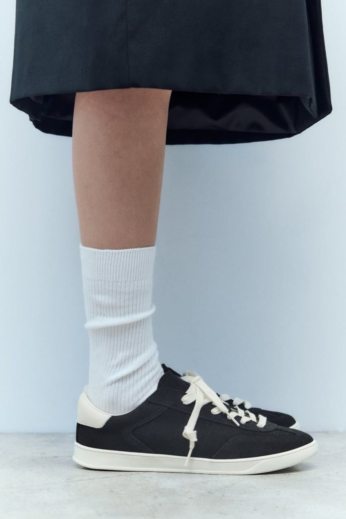 Zara dispone de unas zapatillas de piel en 5 colores diferentes que además puedes personalizar con tus iniciales