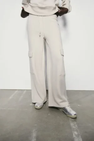 Encuentra en las segundas rebajas de Zara los pantalones cargo más favorecedores por sólo 10 euros 1 Merca2.es 65ae47991bb03 Merca2.es