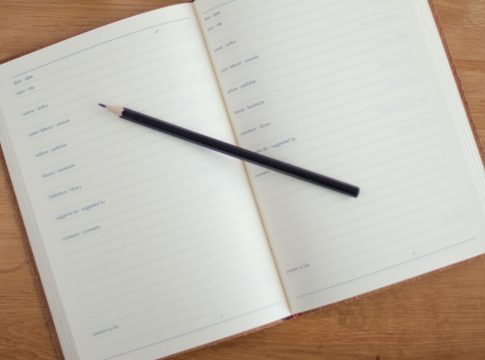 La cuarta semana del año trae la esperada gran cita con los bancos centrales. Durante los próximos días hay reunión de política monetaria en Japón el martes 23 , Canadá el miércoles 24 y en el Banco Central Europeo (BCE), el de Noruega y el de Turquía el jueves 25, aunque no se esperan sorpresas en forma de normalización monetaria en ninguno de ellos, según Bloomberg. De hecho, en lo que respecta al BCE, el consenso de Bloomberg otorga una probabilidad del 57,3% de una bajada de tipos en marzo. En este sentido, Gilles Moëc, economista jefe en AXA Investment Managers, estima que mientras que el mercado nos parece un poco demasiado entusiasta sobre la continuación de la rápida desinflación en los EE.UU., hay al menos un elemento que no hemos discutido y que podría fomentar una La cuarta semana del año trae la esperada gran cita con los bancos centrales. Durante los próximos días hay reunión de política monetaria en Japón el martes 23 , Canadá el miércoles 24 y en el Banco Central Europeo (BCE), el de Noruega y el de Turquía el jueves 25, aunque no se esperan sorpresas en forma de normalización monetaria en ninguno de ellos, según Bloomberg. De hecho, en lo que respecta al BCE, el consenso de Bloomberg otorga una probabilidad del 57,3% de una bajada de tipos en marzo. En este sentido, Gilles Moëc, economista jefe en AXA Investment Managers, estima que mientras que el mercado nos parece un poco demasiado entusiasta sobre la continuación de la rápida desinflación en los EE.UU., hay al menos un elemento que no hemos discutido y que podría fomentar una