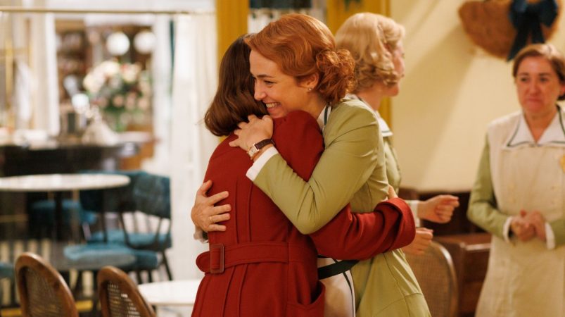 Antonia abraza a Matilde en La Moderna