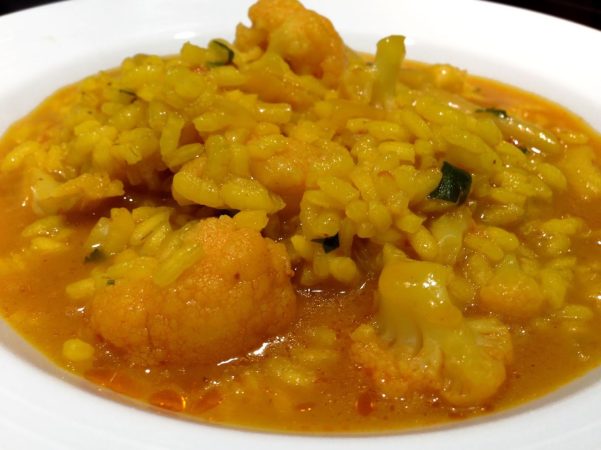 Arroz caldoso con costillas: Conquista paladares y triunfa en la mesa 1 Merca2.es Arroz caldoso de bacalao coliflor y ajos tiernos Merca2.es