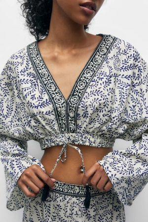 Blusa cropped manga larga estampada