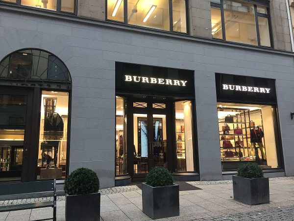 Las acciones de Burberry suben un 28% en el año mientras la marca recupera ventas 2 Merca2.es Hermès, L'Oréal, Kering y Burberry se pueden llevar el 'susto' de Halloween en ventas y beneficios
