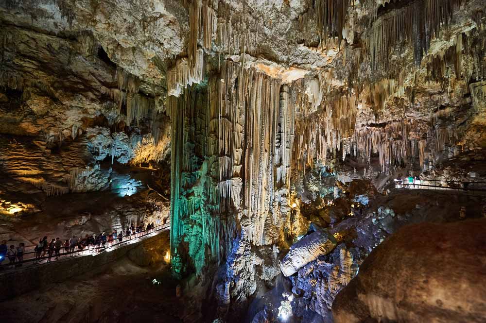 Explorando lo desconocido: Los secretos ocultos en la Cueva de Nerja 3 Merca2.es EL LEGADO CIENTÍFICO Y EDUCATIVO