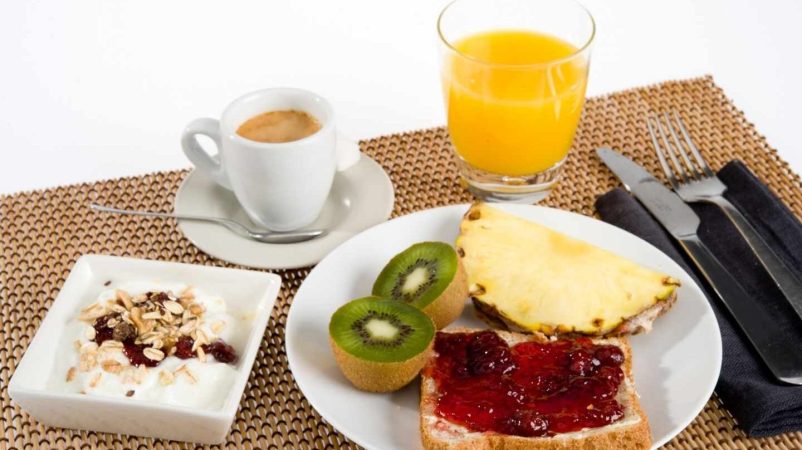 LA IMPORTANCIA DE LA ELECCIÓN DE ALIMENTOS EN EL DESAYUNO