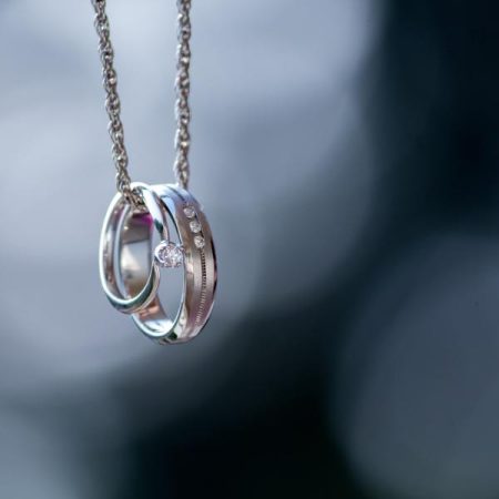 La plata se pega al hielo y el acero inoxidable se separa