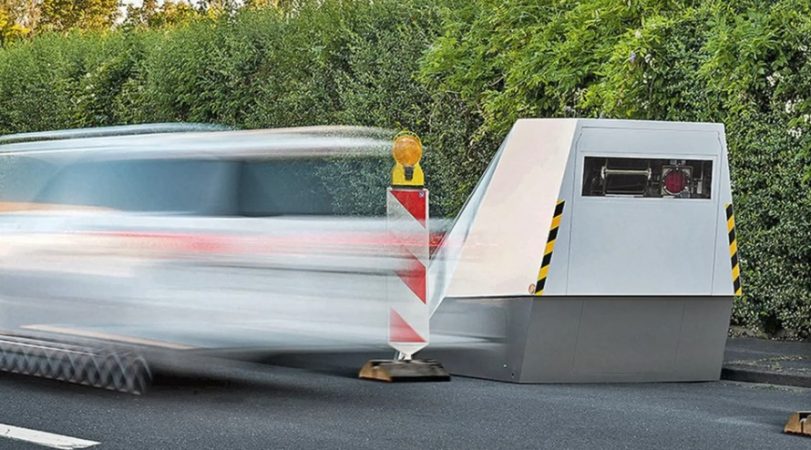 Si cumples este requisito podrás viajar siempre a 150 sin que la DGT te sancione 47 Merca2.es La señal V-12: tu pase exclusivo a los 150 km/h que te permitiría la DGT