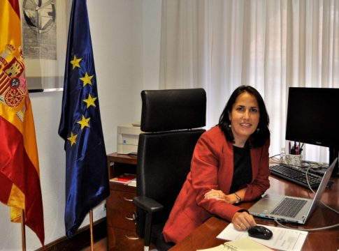 El Consejo de Ministros ha aprobado el nombramiento de Cristina Fernández González como nueva directora general de la Inspección de Trabajo y Seguridad Social, un nombramiento que se realiza a propuesta de la ministra de Trabajo y Economía Social, Yolanda Díaz, según ha informado el Ministerio de Trabajo en un comunicado. Fernández es licenciada en Derecho por la Universidad Carlos III de Madrid e ingresó en el Cuerpo Superior de Inspectores de Trabajo y Seguridad Social en 2001, donde ha sido inspectora de Trabajo en las direcciones provinciales de Madrid y Barcelona y ha ocupado diversos cargos en la subdirección general de Prevención de Riesgos Laborales y Políticas de Igualdad de la Dirección General de Trabajo y Seguridad Social. Desde 2016 ha sido jefa de la Unidad Especializada de la Oficina Nacional de Lucha contra el Fraude en la Inspección Provincial de Trabajo y Seguridad Social de Madrid para pasar, en 2021, a ser directora de la Oficina Nacional de Lucha contra el Fraude del Organismo Estatal de Inspección de Trabajo y Seguridad Social. Además, ha participado como Consejera Técnica en la Conferencia Internacional de Trabajo en 2006, ha sido miembro de la Plataforma Europea de Trabajo no Declarado desde 2021, ponente en diversos cursos y jornadas técnicas y ha escrito artículos en revistas especializadas sobre trabajo doméstico y trabajo forzoso.