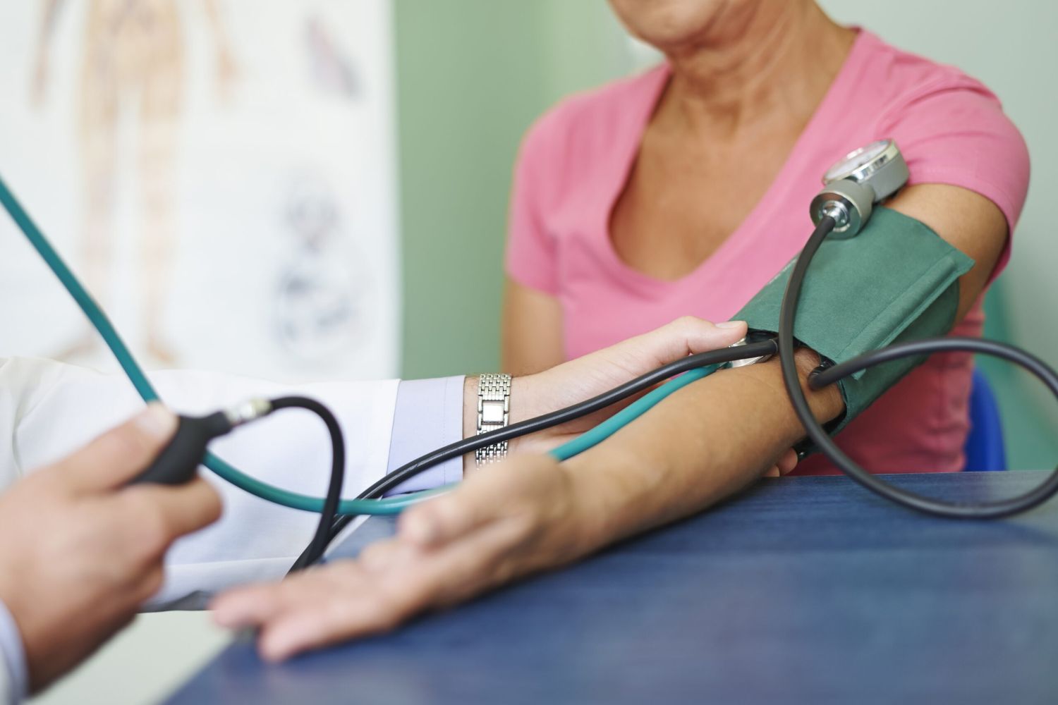 Tácticas vitales y sencillas para combatir la hipertensión 2 Merca2.es ACTIVIDAD FÍSICA REGULAR: EL EJERCICIO COMO ALIADO Y EVITAR EL ESTRÉS