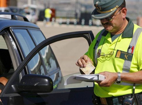 La-DGT-ya-no-te-puede-multar-por-conducir-sin-llevar-el-carnet-encima-10