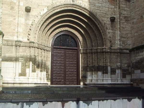 La Puerta del Perdon de la Iglesia de San Pedro de la Rua en Navarra Merca2.es