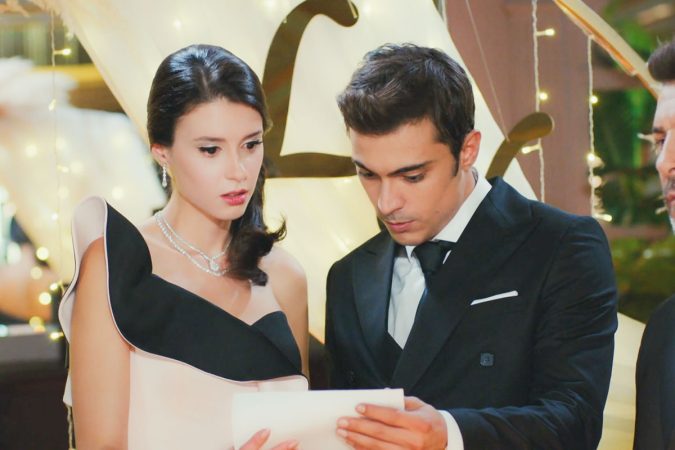 ‘Pecado Original’: la tragedia sobrevuela la fiesta de compromiso de Yigit y Lila 21 Merca2 Lila y Yigit reciben el regalo de Sahika