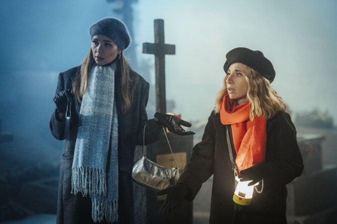 '4 estrellas': una profanación sacude Vera del Rey mientras la atracción resurge entre Luz y Ainhoa 32 Merca2 Marta y Silvia en el cementerio