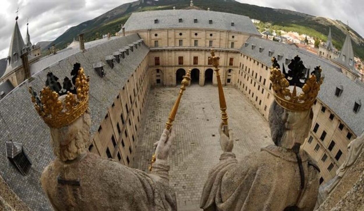 El titán de piedra: los misterios que guarda el Monasterio de El Escorial en Madrid 4 Merca2.es LOS TÚNELES SECRETOS: UN MISTERIO SUBTERRÁNEO
