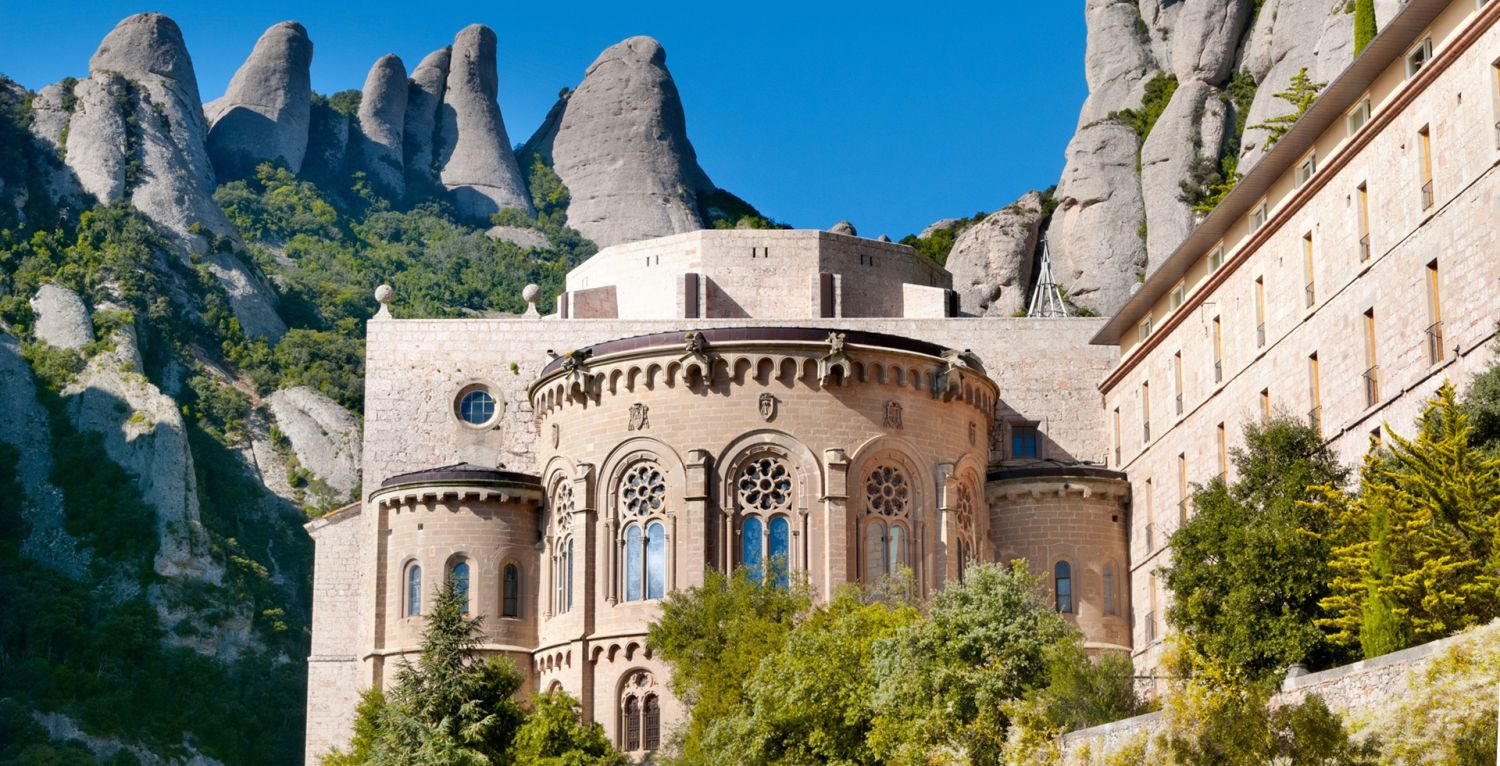 Un paseo por las nubes: el encanto elevado de Montserrat en Cataluña