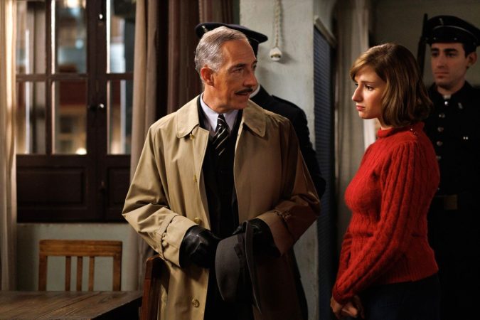 ‘La Moderna’: Matilde es la heroína de Madrid mientras Íñigo descubre el secreto de Carla 2 Merca2 Ocampos registra la casa de los Garcés