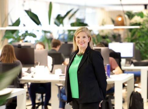 Angelini Pharma, compañía líder en el cuidado de la salud a nivel internacional, ha nombrado a Olga Insua como directora general Portugal ad interim. Insua ostenta desde enero de 2020 el cargo de directora general de Angelini Pharma en España y con este nombramiento asume también el liderazgo de las operaciones de la organización en ambas regiones para fortalecer su presencia en el mercado ibérico. Con una consolidada trayectoria en el sector farmacéutico de más de 25 años, Olga ha desempeñado un papel fundamental en el éxito de Angelini Pharma España. Desde la compañía han destacado su compromiso con la excelencia, su liderazgo y su profundo conocimiento de la industria y el mercado en iberia como factores determinantes en la decisión de confiarle la dirección de ambas filiales. Insua asume el nuevo cargo con “la responsabilidad y el compromiso de seguir trabajando con ilusión y determinación para guiar a las personas que forman parte de Angelini Pharma en España y Portugal para dar respuesta a los grandes desafíos sanitarios, como son los problemas de salud mental o las enfermedades infecciosas, y fomentar la importancia de la brain health en todas las esferas políticas y sociales. “Es un honor y un desafío emocionante estar al frente de España y Portugal y estoy totalmente comprometida a fortalecer nuestra posición en ambos países promoviendo la innovación, la colaboración y la excelencia.” Afirma Insua, y continúa “trabajaré incansablemente para guiar a las personas que forman parte de Angelini Pharma en España y Portugal poniendo siempre a los pacientes en el centro y apoyándonos en la cooperación abierta con todos los actores del ecosistema de la salud para tener un impacto verdadero en la salud y la calidad de vida de las personas”. Olga ha contribuido a posicionar a Angelini Pharma en España como referente en las áreas de Brain Health, oftalmología, enfermedades infecciosas y Consumer Healthcare, consolidando un equipo de casi 200 personas comprometidas con el propósito y los valores de la compañía. Una de sus prioridades es fomentar la diversidad, la inclusión, la igualdad de oportunidades. En esta línea, ha introducido una metodología de trabajo propia, denominada PLAY, que promueve el trabajo en equipos de alto rendimiento, autoorganizados y multidisciplinares, con el objetivo de avanzar de forma conjunta en el aprendizaje y el empoderamiento en favor de un propósito común: el cuidado de las personas. Olga releva a Andrea Zanetti, que ha ejercido como director general de Angelini Pharma en Portugal desde 2019 y ha pasado a ser director ejecutivo de la Unidad de Negocio de Tachipirina a nivel global. Licenciada en Arte, Comunicación y Filología Portuguesa por la Universidad de Rutgers en New Jersey (Estados Unidos), Insua comenzó su andadura en la industria farmacéutica en 1997 en Novartis en Estados Unidos, donde pasó más de una década desempeñando diversas funciones antes de entrar en el departamento de Marketing de Novo Nordisk. En 2012, asumió la dirección de este departamento a nivel global desde la sede de Dinamarca y, cuatro años más tarde, se trasladó a España, donde asumió la dirección general de Marketing del grupo para el mercado español y portugués. A partir de 2020, Olga Insua ha liderado la dirección general de Angelini Pharma en España y, ahora, también en Portugal. Angelini Pharma, compañía líder en el cuidado de la salud a nivel internacional, ha nombrado a Olga Insua como directora general Portugal ad interim. Insua ostenta desde enero de 2020 el cargo de directora general de Angelini Pharma en España y con este nombramiento asume también el liderazgo de las operaciones de la organización en ambas regiones para fortalecer su presencia en el mercado ibérico. Con una consolidada trayectoria en el sector farmacéutico de más de 25 años, Olga ha desempeñado un papel fundamental en el éxito de Angelini Pharma España. Desde la compañía han destacado su compromiso con la excelencia, su liderazgo y su profundo conocimiento de la industria y el mercado en iberia como factores determinantes en la decisión de confiarle la dirección de ambas filiales. Insua asume el nuevo cargo con “la responsabilidad y el compromiso de seguir trabajando con ilusión y determinación para guiar a las personas que forman parte de Angelini Pharma en España y Portugal para dar respuesta a los grandes desafíos sanitarios, como son los problemas de salud mental o las enfermedades infecciosas, y fomentar la importancia de la brain health en todas las esferas políticas y sociales. “Es un honor y un desafío emocionante estar al frente de España y Portugal y estoy totalmente comprometida a fortalecer nuestra posición en ambos países promoviendo la innovación, la colaboración y la excelencia.” Afirma Insua, y continúa “trabajaré incansablemente para guiar a las personas que forman parte de Angelini Pharma en España y Portugal poniendo siempre a los pacientes en el centro y apoyándonos en la cooperación abierta con todos los actores del ecosistema de la salud para tener un impacto verdadero en la salud y la calidad de vida de las personas”. Olga ha contribuido a posicionar a Angelini Pharma en España como referente en las áreas de Brain Health, oftalmología, enfermedades infecciosas y Consumer Healthcare, consolidando un equipo de casi 200 personas comprometidas con el propósito y los valores de la compañía. Una de sus prioridades es fomentar la diversidad, la inclusión, la igualdad de oportunidades. En esta línea, ha introducido una metodología de trabajo propia, denominada PLAY, que promueve el trabajo en equipos de alto rendimiento, autoorganizados y multidisciplinares, con el objetivo de avanzar de forma conjunta en el aprendizaje y el empoderamiento en favor de un propósito común: el cuidado de las personas. Olga releva a Andrea Zanetti, que ha ejercido como director general de Angelini Pharma en Portugal desde 2019 y ha pasado a ser director ejecutivo de la Unidad de Negocio de Tachipirina a nivel global. Licenciada en Arte, Comunicación y Filología Portuguesa por la Universidad de Rutgers en New Jersey (Estados Unidos), Insua comenzó su andadura en la industria farmacéutica en 1997 en Novartis en Estados Unidos, donde pasó más de una década desempeñando diversas funciones antes de entrar en el departamento de Marketing de Novo Nordisk. En 2012, asumió la dirección de este departamento a nivel global desde la sede de Dinamarca y, cuatro años más tarde, se trasladó a España, donde asumió la dirección general de Marketing del grupo para el mercado español y portugués. A partir de 2020, Olga Insua ha liderado la dirección general de Angelini Pharma en España y, ahora, también en Portugal.