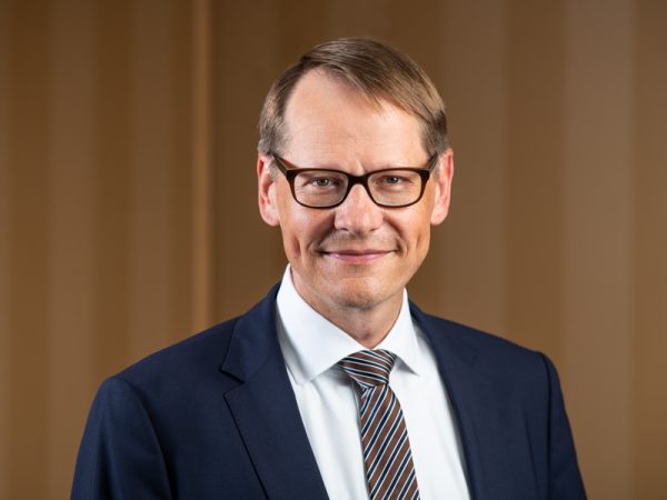 El mundo se prepara para un futuro incierto tras una recesión económica leve y global 1 Merca2.es Philipp E. Bartschi 2 JSS SAM Merca2.es