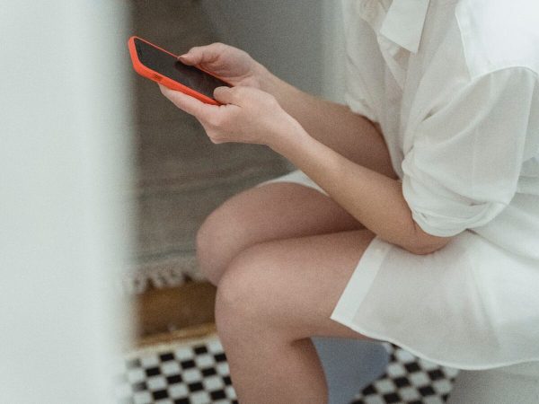 Un mal hábito, tener el móvil mientras estás sentado en el inodoro