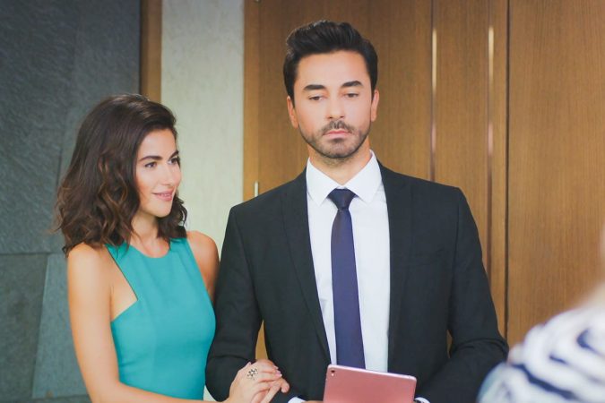 ‘Pecado Original’: la tragedia sobrevuela la fiesta de compromiso de Yigit y Lila 19 Merca2 Sahika y Kerim