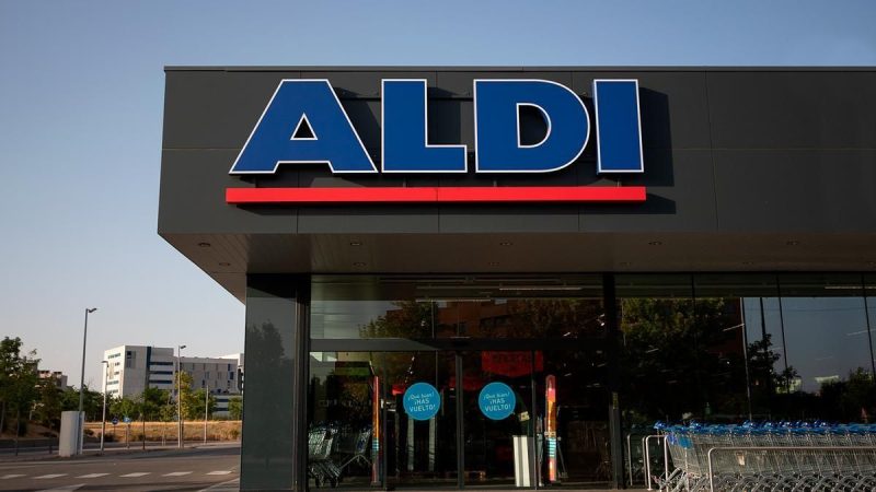 Guerra abierta entre Aldi y Carrefour para ser el dique de contención de los precios bajos 2 Merca2.es Si te encanta ese olor característico de las tiendas Scalpers, Aldi tiene el ambientador con el mismo aroma por sólo 1,99