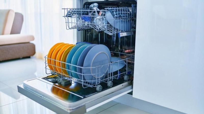 Este ciclo exprés del lavavajillas que crees infalible no deberías de usarlo más: está destruyendo tu vajilla 26 Merca2.es Secado deficiente y doble trabajo