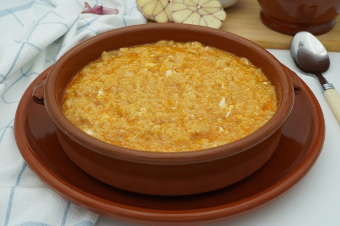 Descubre la receta de Karlos Arguiñano de sopa de ajo, baja en colesterol y para chuparse los dedos 1 Merca2.es Sopa de ajo casera scaled 1 Merca2.es