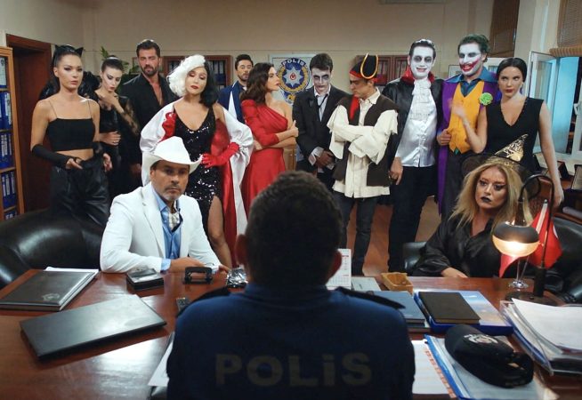 ‘Pecado Original’: la tragedia sobrevuela la fiesta de compromiso de Yigit y Lila 17 Merca2 Todos acuden disfrazados a comisaria