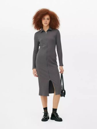 Vestido midi acanalado con cremallera delantera