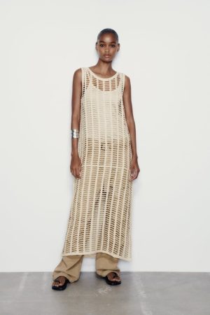 Zara tiene rebajado el vestido transparente de red igualito al que lleva Aitana en sus vacaciones 95 Merca2 Vestido túnica red