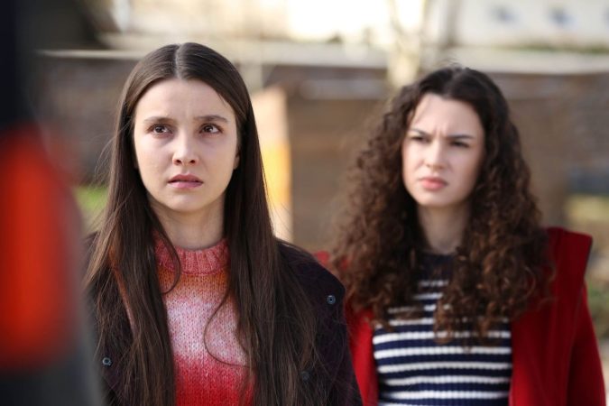 Zehra y Asiye en Hermanos Merca2