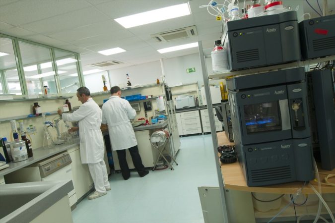 Faes Farma reacciona con alzas a la mejora del precio objetivo por parte de Oddo BHF 1 Merca2.es Las acciones cotizan a 10 veces el PER previsto para el ejercicio fiscal 2026, por debajo de sus competidores, a pesar de la mejora de la visibilidad y el reposicionamiento estratégico.