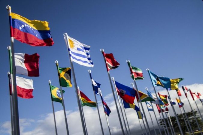 Los mercados emergentes marcan la nueva frontera de los rendimientos reales 3 Merca2.es banderas america latina latinoamerica 700x466 1 Merca2.es