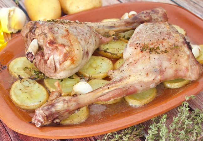 Receta de cabrito al horno, la mejor receta para la comida de Reyes Magos 1 Merca2.es cabrito al horno con patatas Merca2.es