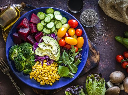 Salad mix plate shot from above on dark brown table Proteínas