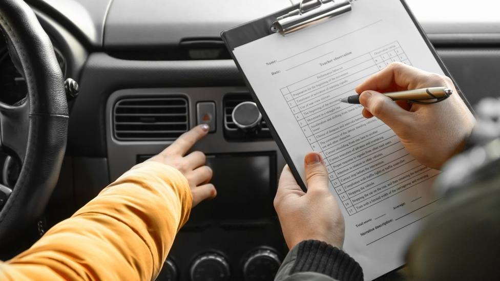 La DGT no quiere que te enteres: la pregunta que más suspensos provoca en el examen del carnet de conducir