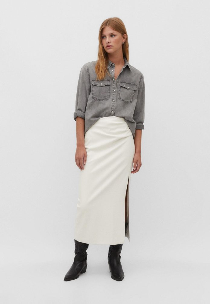 Stradivarius lanza esta falda midi para llevar con medias todo el invierno