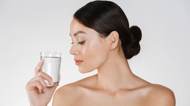 10 sencillos hábitos para reducir los niveles de azúcar en sangre 2 Merca2.es MANTENTE HIDRATADO Y EVITA EXCESOS