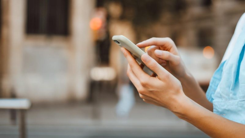 movil mano Merca2.es