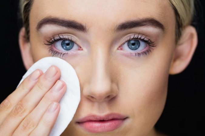 Cómo aplicar el contorno de ojos de Mercadona