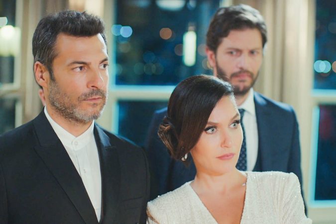 Caner observa a Kaya y Ender