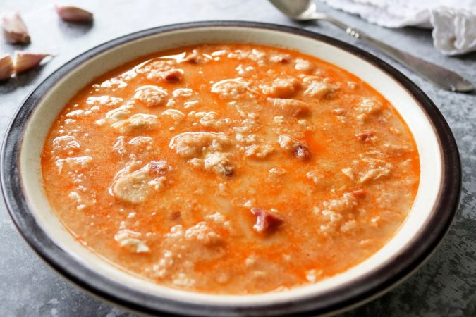 Descubre la receta de Karlos Arguiñano de sopa de ajo, baja en colesterol y para chuparse los dedos 2 Merca2.es sopa de ajo con cuchara Merca2.es