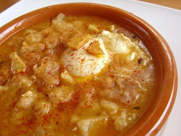 Descubre la receta de Karlos Arguiñano de sopa de ajo, baja en colesterol y para chuparse los dedos 3 Merca2.es sopa de ajo Merca2.es