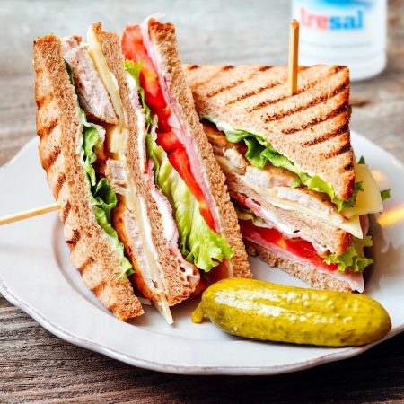 Sandwich club: plato estrella del Vips que te puedes preparar en pocos minutos 2 Merca2.es 184795930 4174163345962508 25162750185421696 n2 Merca2.es