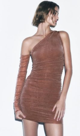 Zara tiene el vestido drapeado y ceñido ideal para una fiesta por tan sólo 6 euros 1 Merca2.es 2024021517165991375 Merca2.es