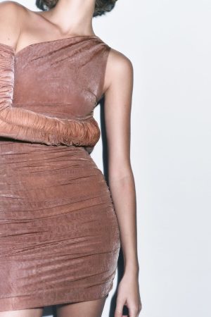 Zara tiene el vestido drapeado y ceñido ideal para una fiesta por tan sólo 6 euros 2 Merca2.es 2024021517170086564 Merca2.es